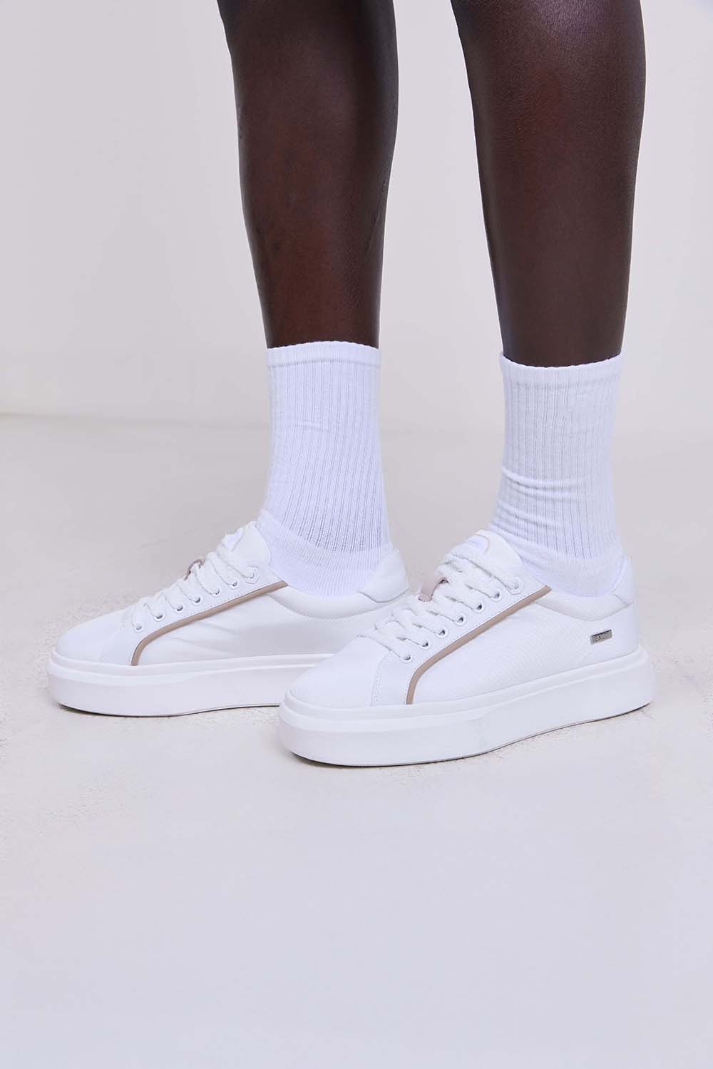 תמונת כל הלוק של נעלי סניקרס עור